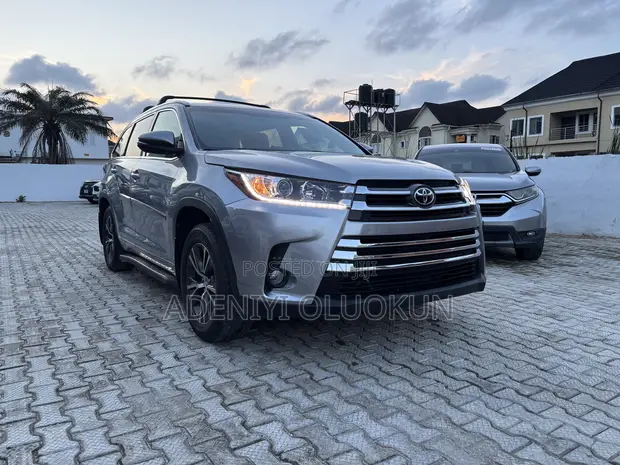 2016 Toyota Highlander XLE V6 4x2 Silver - 1