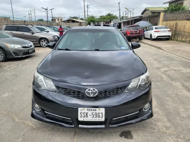 Toyota Camry 2012 SE Baƙar Fata - 1
