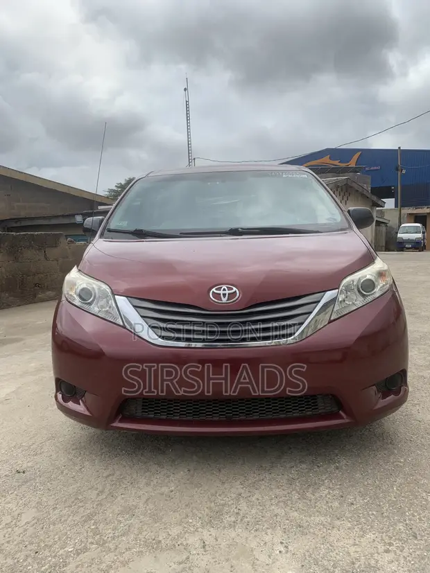 Toyota Sienna 2014 Red - 1