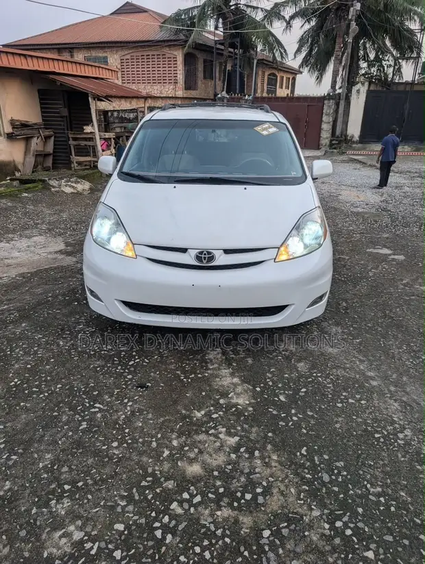 Toyota Sienna LE 2009 Fari - 1