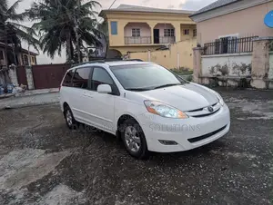 Toyota Sienna LE 2009 Fari