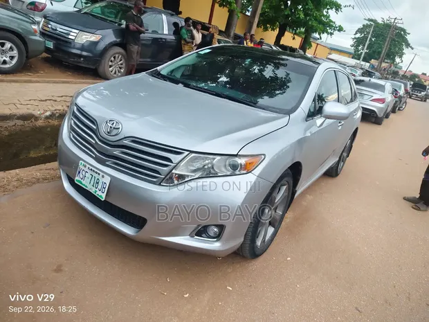 Toyota Venza V6 2012 Silver - 1