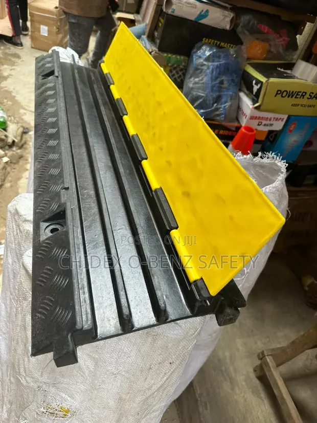 3-Channel Heavy-Duty Rubber Cable Protector Ramp - 1
