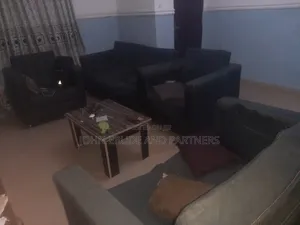 Jerin kujerun fata baƙi da aka yi amfani da su tare da tebur na tsakiya