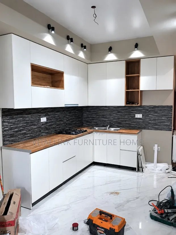 Modern White Kitchen Cabinets tare da Wood Countertop Shelves - 1