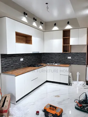 Modern White Kitchen Cabinets tare da Wood Countertop Shelves