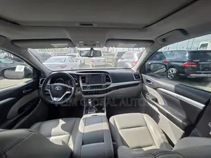 2016 Toyota Highlander XLE V6 4x2 Gray