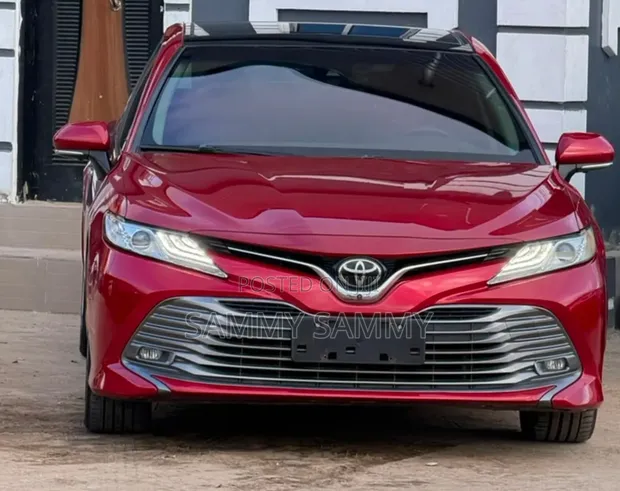 2018 Toyota Camry XLE Red - 1