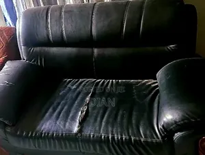 Kujera Mai Zama Biyu Ta Fata Baƙar fata