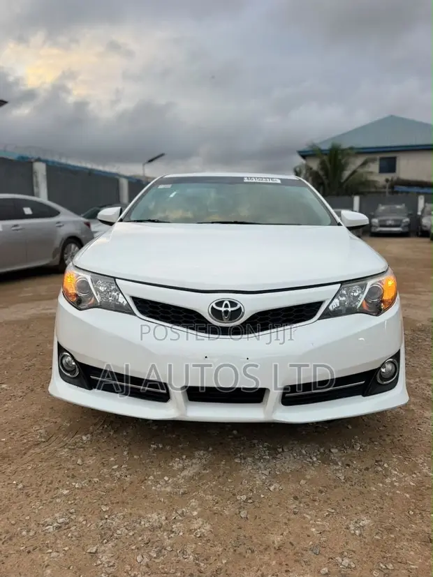 2014 Toyota Camry XLE 3.5L White - 1