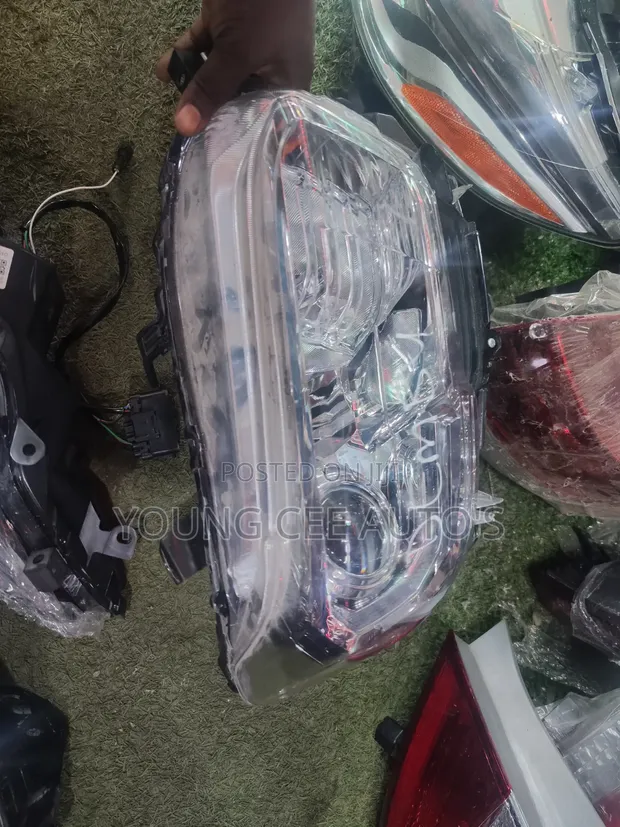 Toyota Tacoma Headlight 2014-2016 (Used) - 1