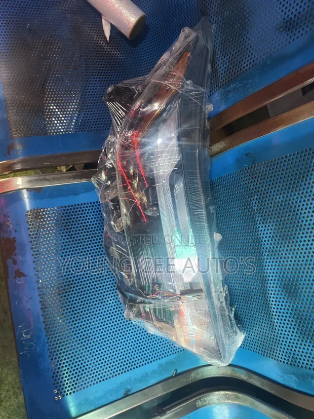 Toyota RAV4 Headlight (Used) - 1