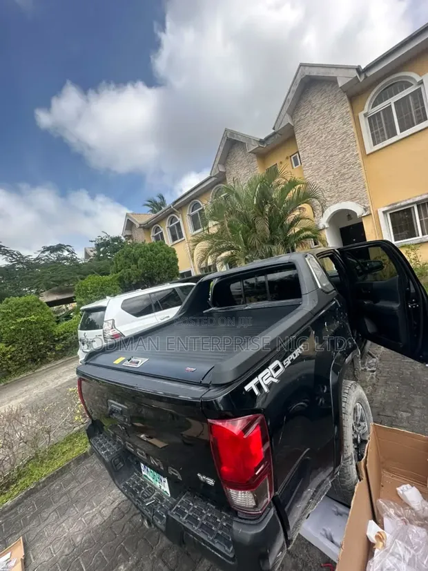 Manual Sliding Tonneau Cover with TRD Spoiler for Toyota Tacoma (2015-2022) - 1