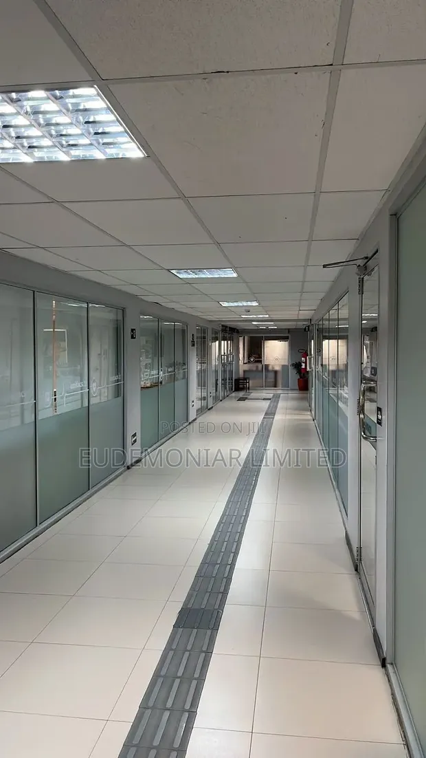 Sound-Reducing Glass Partitioning for Offices - 1