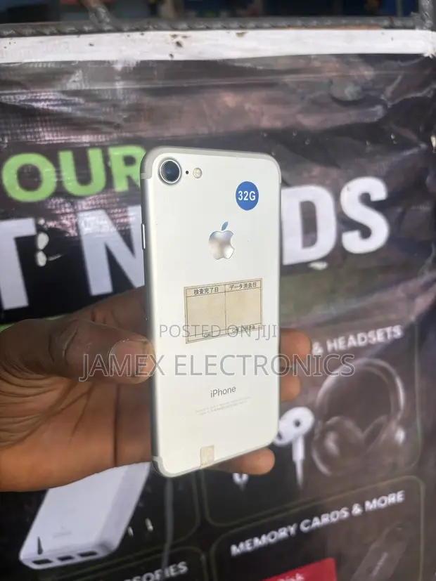 Apple iPhone 7 32GB Silver (UK Used) - 1
