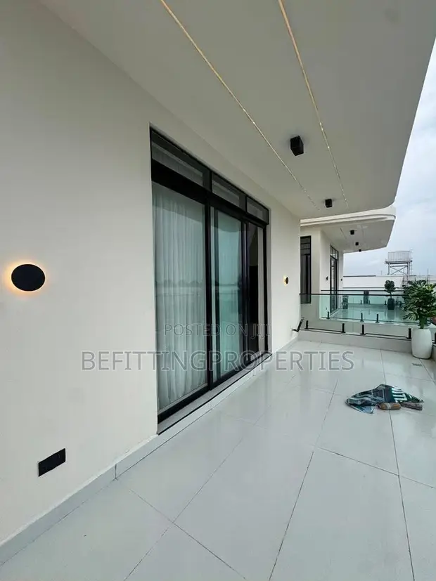 5-Bedroom Luxury Duplex with Penthouse, Cinema & Pool in Chevron - 1