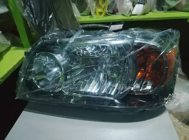 Toyota Highlander Headlight (2003-2005) - 1