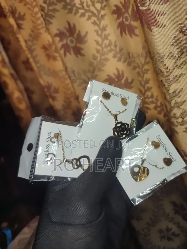 Saitin Sarkara da 'Yan Kunne na Bakin Karfe - 1