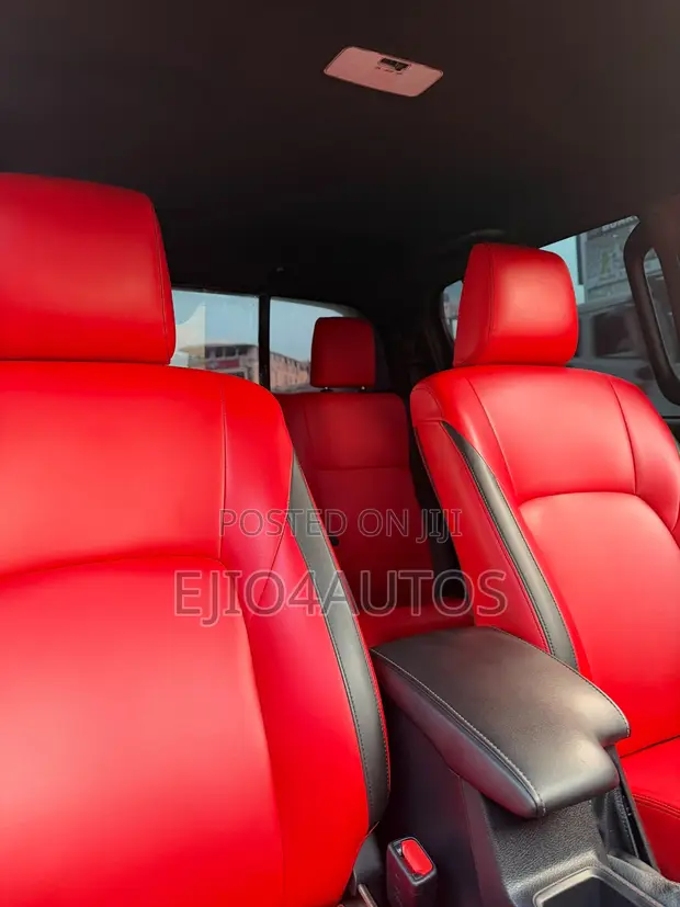 2024 Toyota Hilux Black - 1