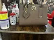 Kyakyawan Brown Croc-Embossed Handbag na Mata - 1