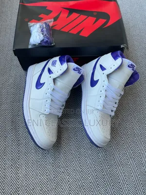 Nike Sneakers masu inganci - Fari
