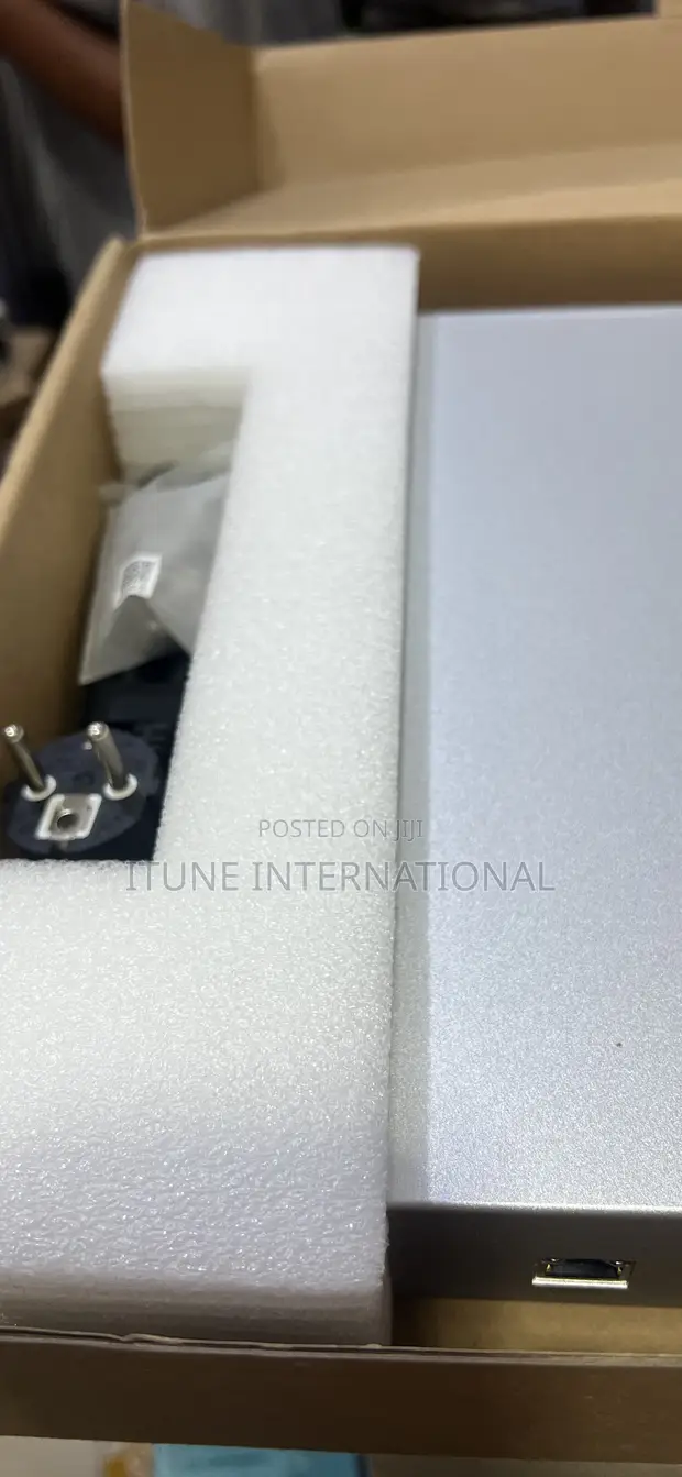 Ubiquiti UniFi Standard 24 PoE (Gen1) Switch - 1