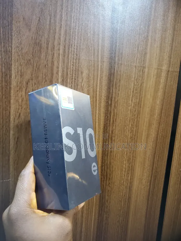 New Samsung Galaxy S10e 128GB Black - 1