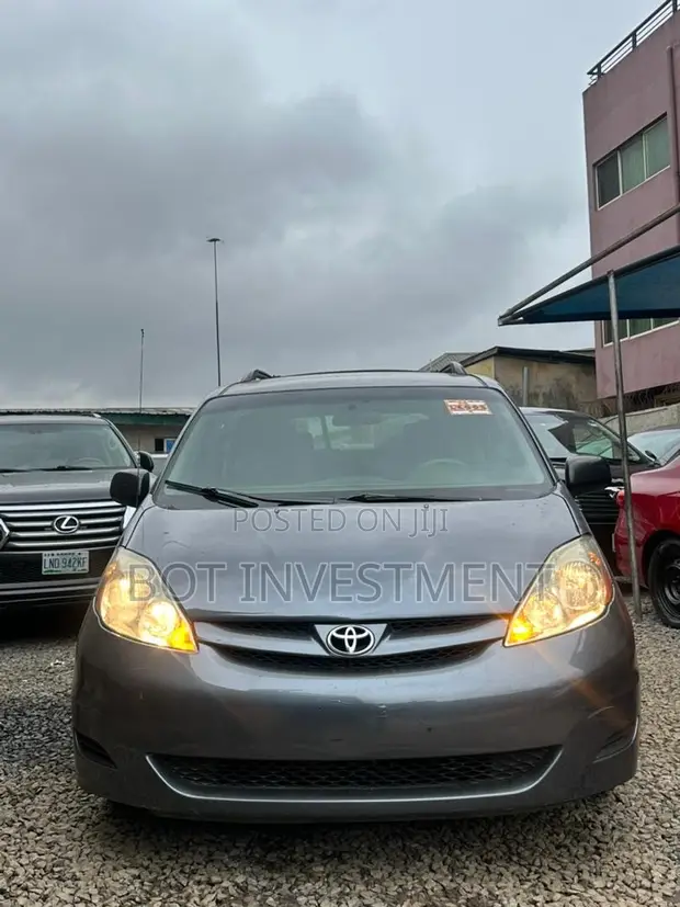 2006 Toyota Sienna CE AWD Minivan - 1