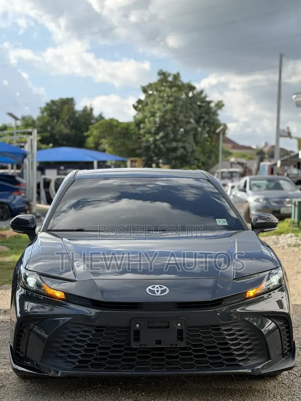 Toyota Camry SE 2025 Gray - 1