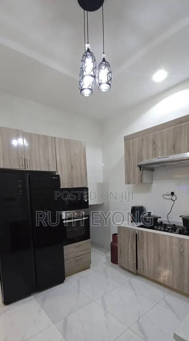 Gidan Gyara 3-Bedroom Mai Cikakken kayan kwanciya don haya a Ikota GRA, Lagos - 1