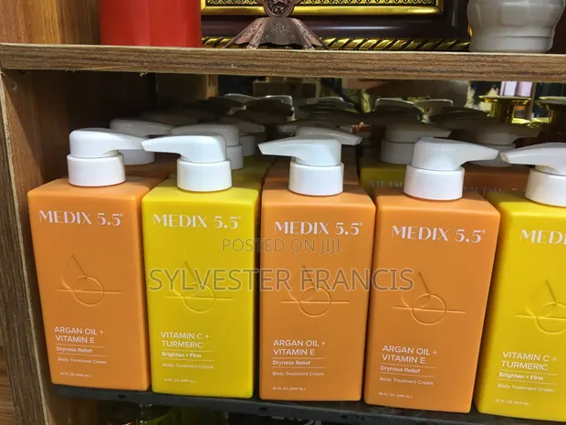 Medix 5.5 Vitamin C + Turmeric Body Cream 444ml - 1