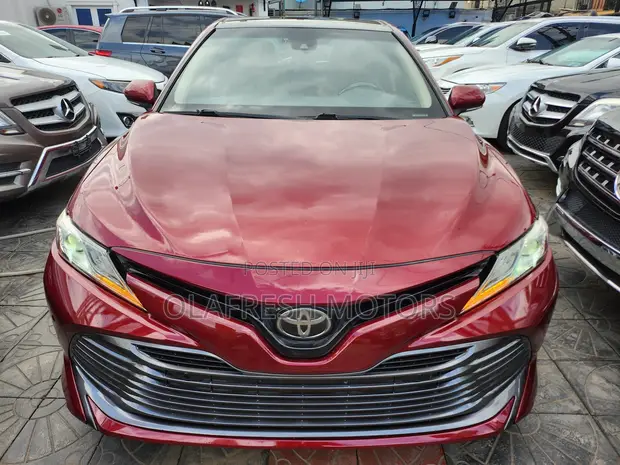 2018 Toyota Camry XLE FWD (2.5L) Red - 1