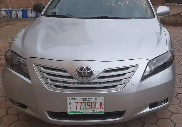 2009 Toyota Camry XLE V6 Sedan - Silver - 1