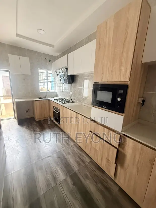 Gidan Kwana 3 Bedroom Don Sawa a Lekki Right, Lagos - 1