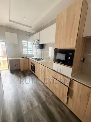 Gidan Kwana 3 Bedroom Don Sawa a Lekki Right, Lagos