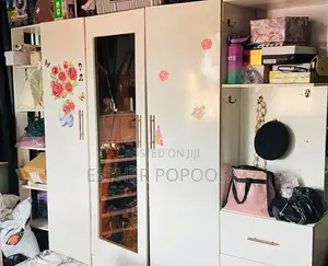 Babban Wardrobe Fari na Katako Mai Ƙofofin Gilashi