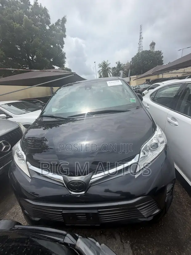 2018 Toyota Sienna Black - 1