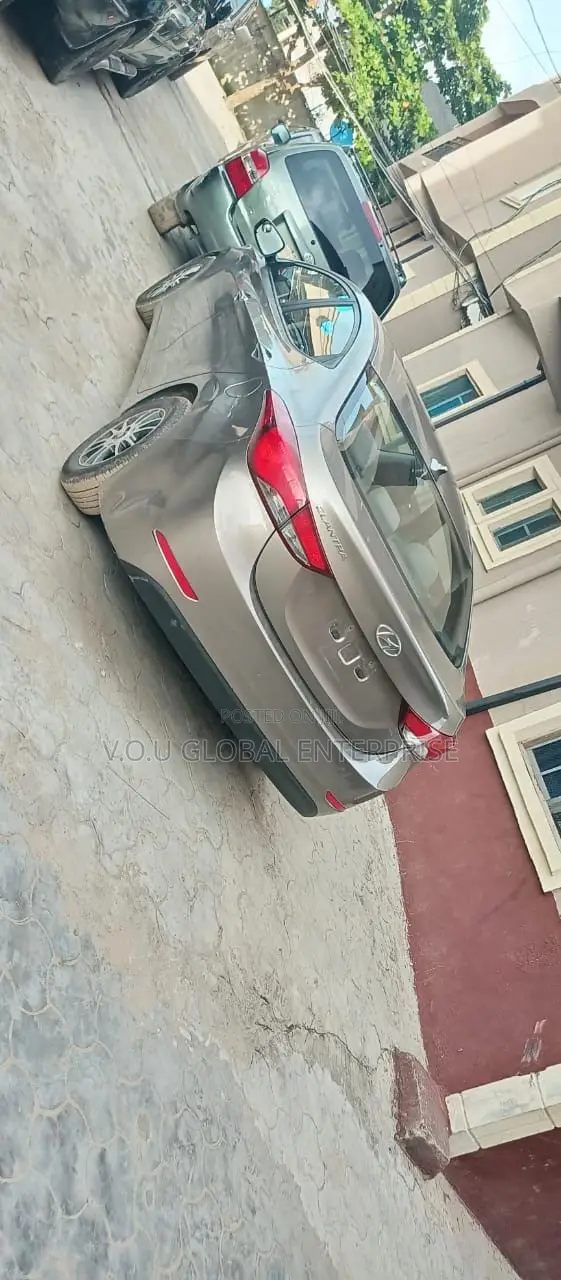 Hyundai Elantra 2010 Gold - 1