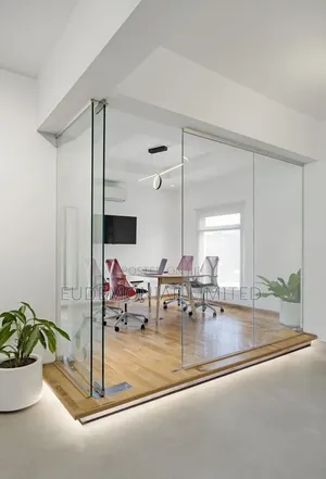 Sanya Bangon Ofis Na Zamani Na Gilashi