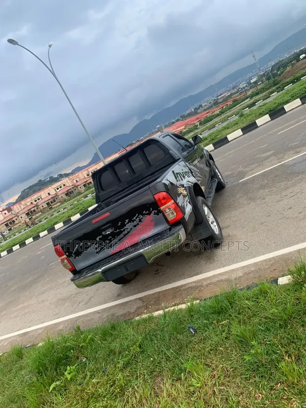 Toyota Hilux 2014 Black - 1