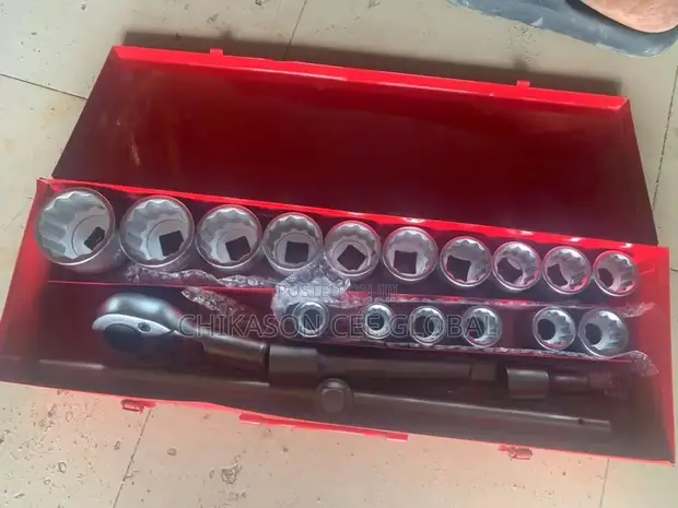 Heavy-Duty Ratchet Handle with Socket Set - 1
