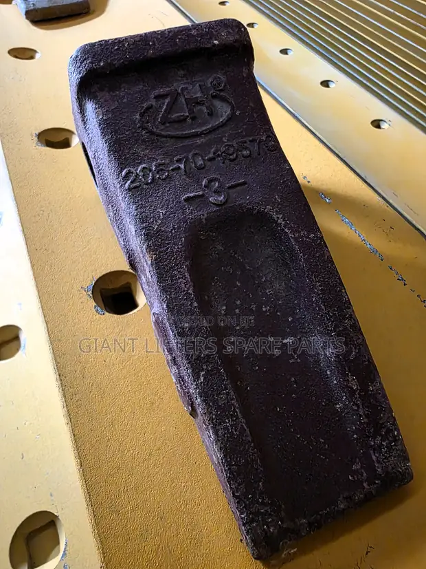 Komatsu PC200 Bucket Tooth (Lambar Sashe 205-70-19570) - 1
