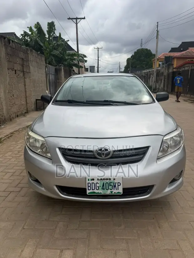 Toyota Corolla 2009 Silver - 1