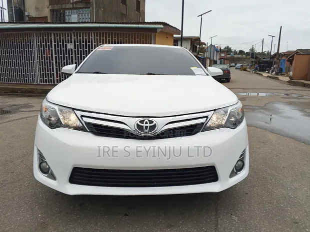 Toyota Camry XLE 2013 White - 1