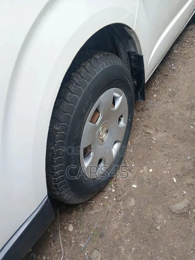Toyota HiAce 2015 White Bus - 1