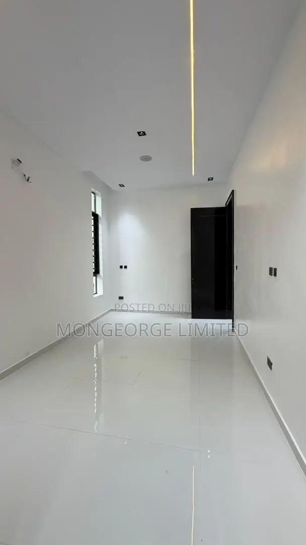 5-Bedroom Luxury Duplex for Sale a Chevron, Lekki - 1