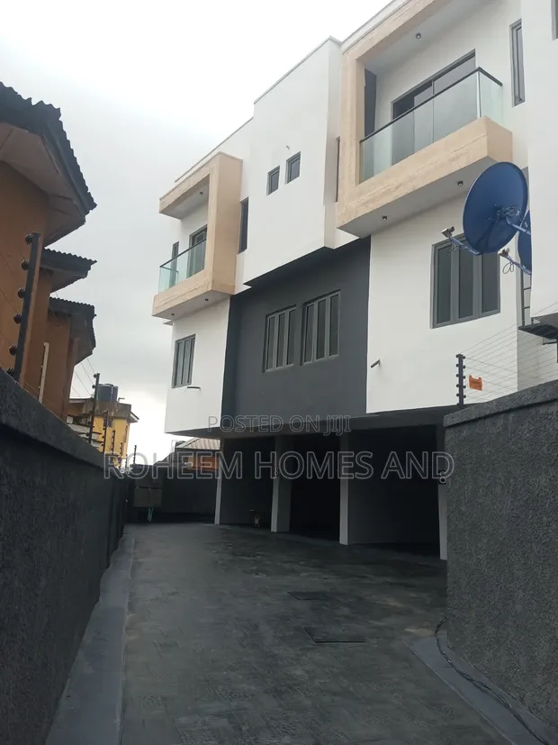 4-Bedroom Duplex tare da BQ a Yankin Mende Mai Tsaro, Legas - 1