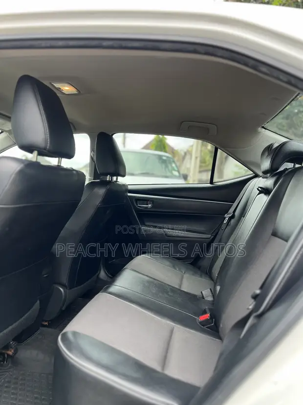 Toyota Corolla 2017 White - 1