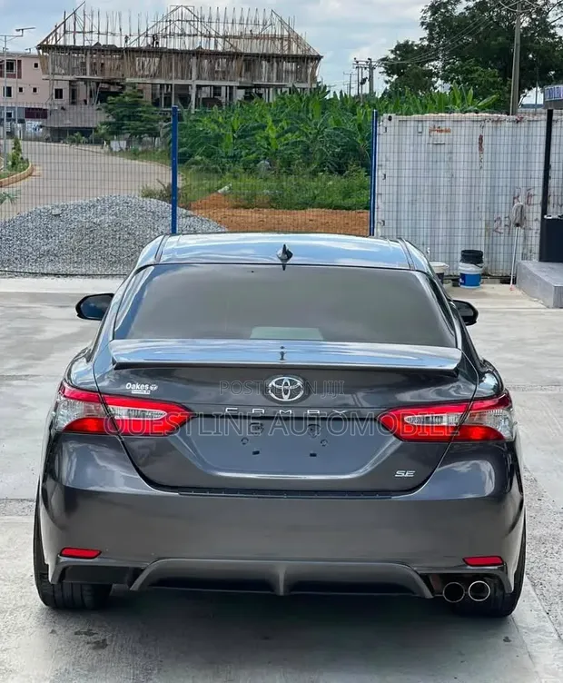 2019 Toyota Camry SE (2.5L 4cyl 8A) Gray - 1