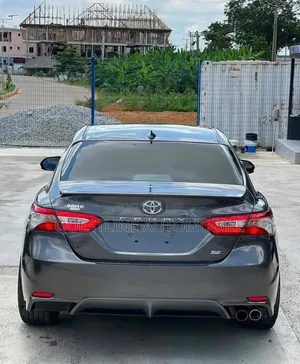 2019 Toyota Camry SE (2.5L 4cyl 8A) Gray